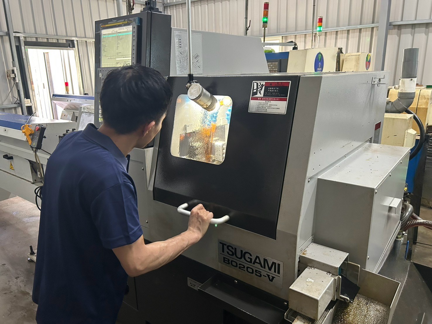 現場人員透過觀察窗確認 Tsugami B0205 加工狀況