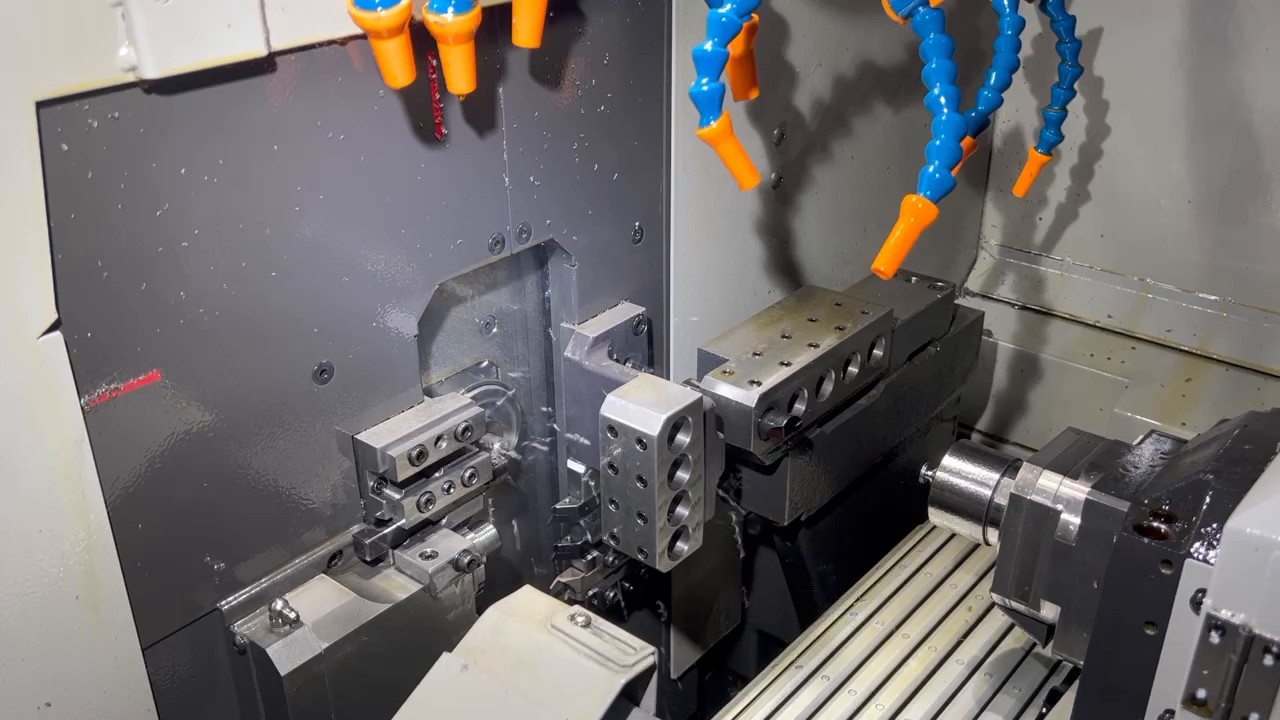 CNC 車床內部的刀具座與冷卻管實拍