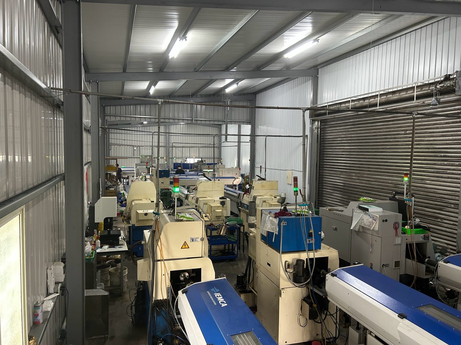 走心式 CNC 車床產線與送料機