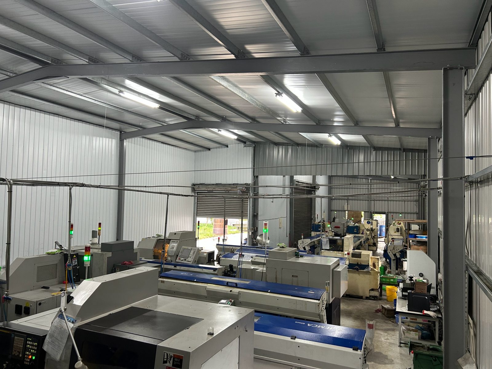 廠內另一區的 CNC 車床與送料機