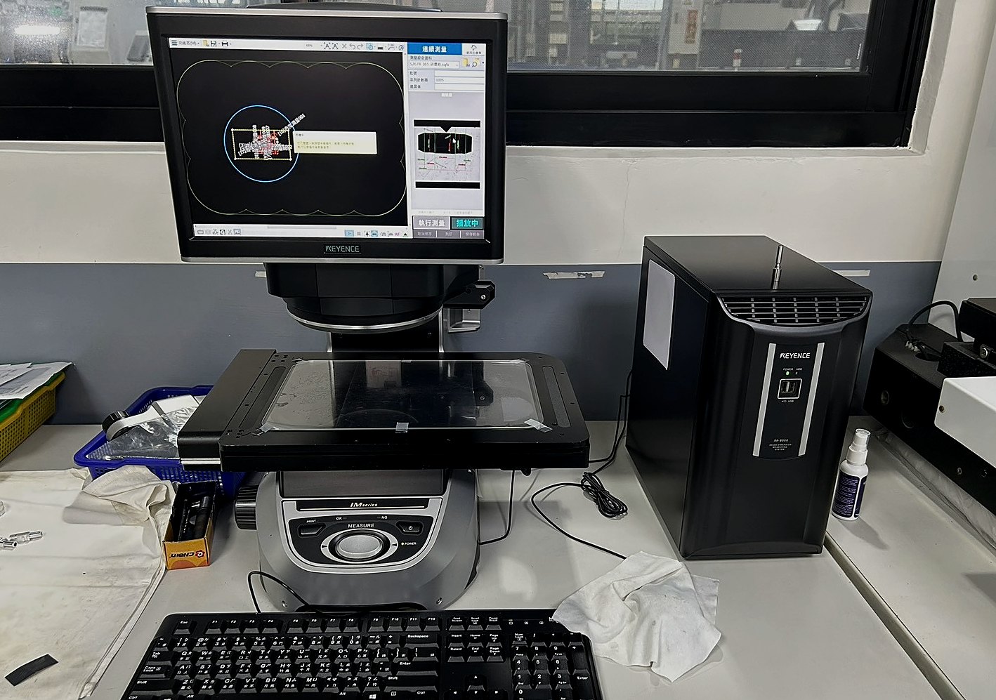 量測設備：影像尺寸量測系統運作中