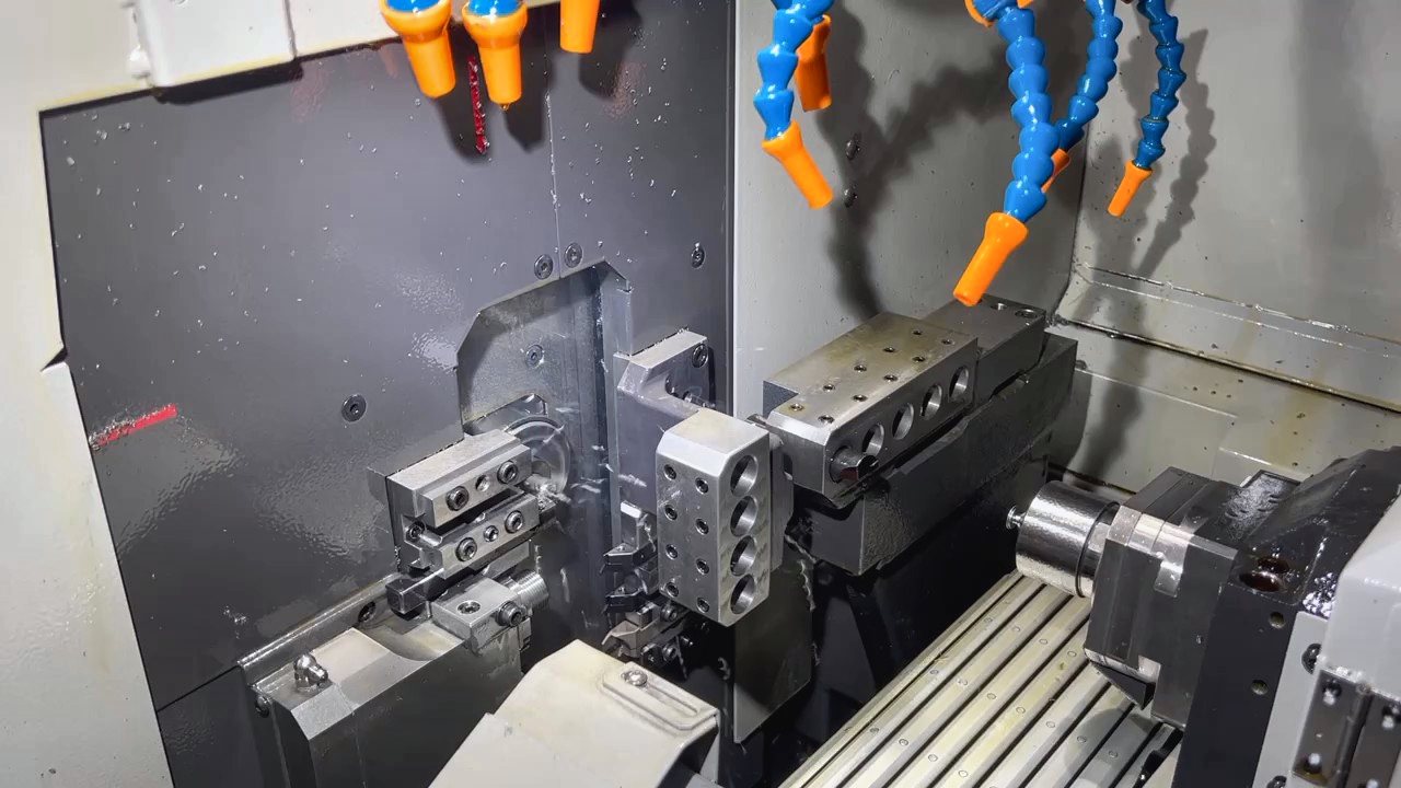 CNC 車床內部的刀具座與冷卻管實拍